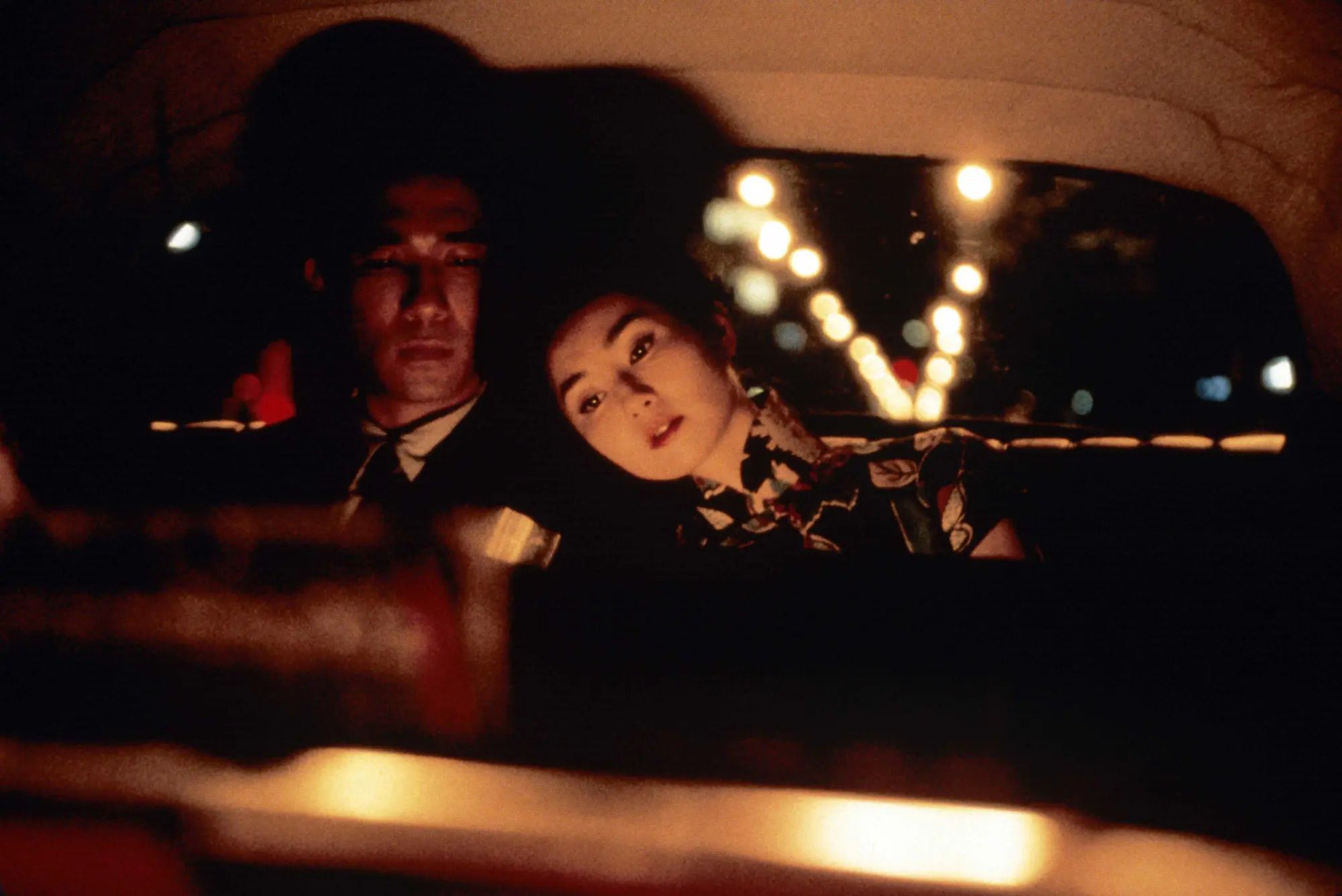 Su Li-zhen and Chow Mo-wan sit in taxi